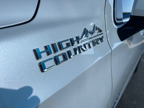 Used 2021 Chevrolet Tahoe High Country RWD image 2