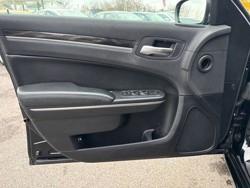 Used 2017 Chrysler 300 Limited image 9