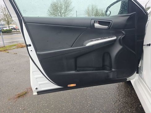 Used 2014 Toyota Camry L image 16