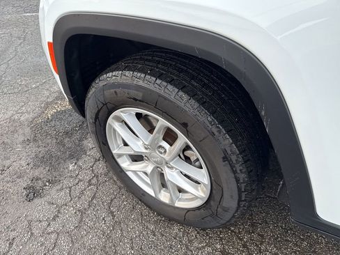 Used 2024 Jeep Grand Cherokee Laredo X image 27