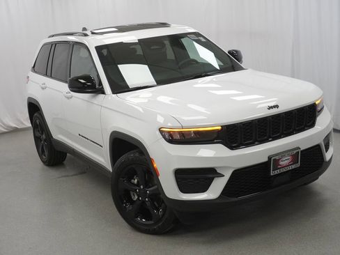 Used 2023 Jeep Grand Cherokee Altitude image 8