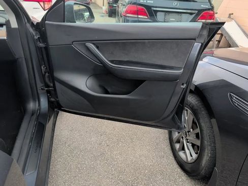 Used 2022 Tesla Model Y Long Range AWD/4WD image 16