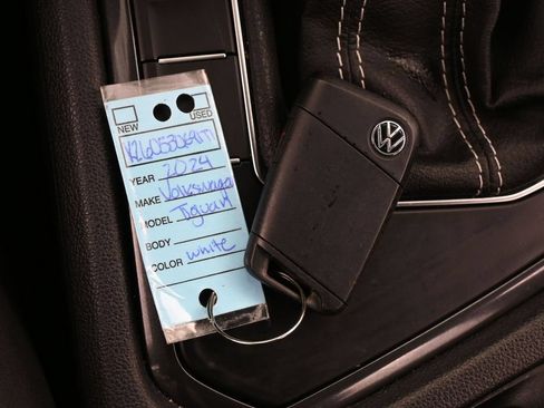Used 2024 Volkswagen Tiguan SE FWD image 28