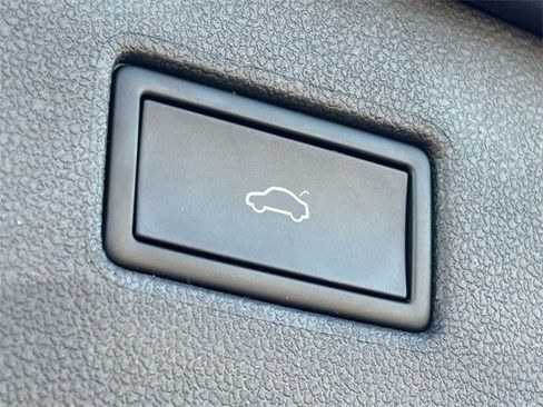 Used 2022 Volkswagen Tiguan SE R-Line image 13