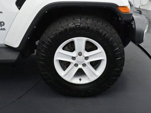 Used 2022 Jeep Wrangler Unlimited Sahara w/ LED Lighting Group AWD/4WD image 32