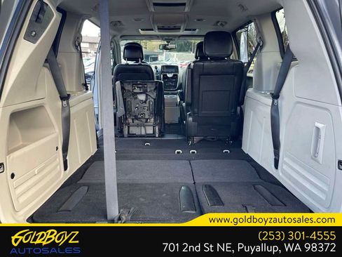 Used 2013 Chrysler Town & Country Touring-L w/ Driver Convenience Group image 17