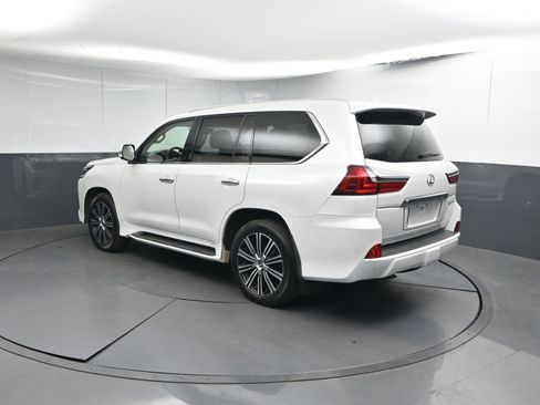 Used 2019 Lexus LX 570 4WD image 3