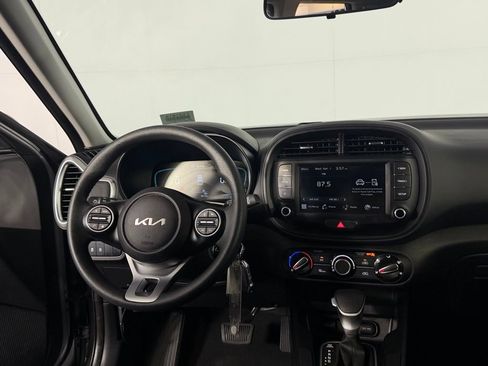 Used 2025 Kia Soul LX w/ LX Technology Package FWD image 13