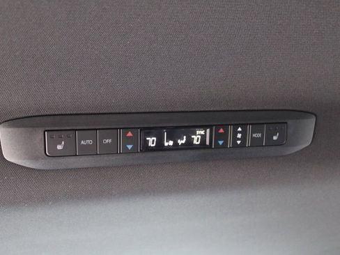 Used 2025 Toyota Sienna Platinum image 28