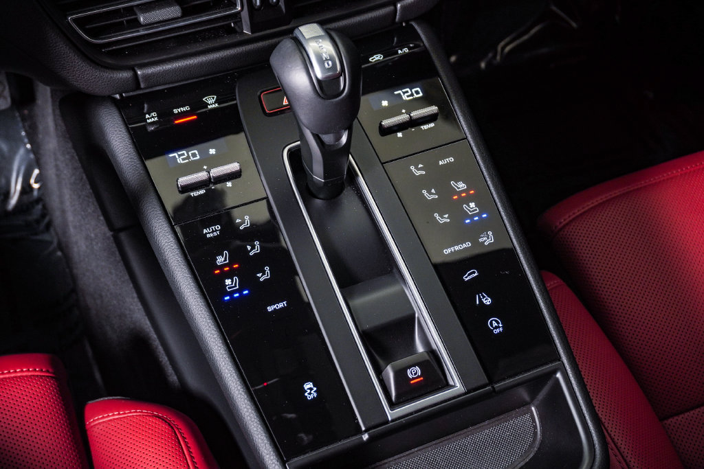 Certified 2026 Porsche Macan AWD/4WD image 24