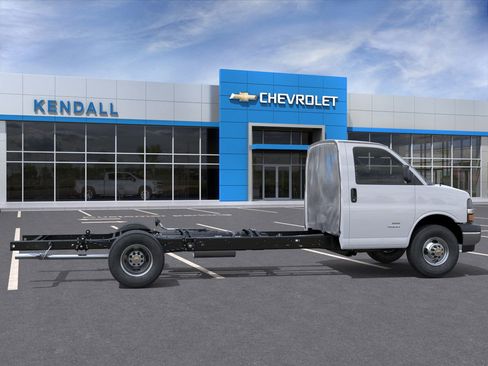 New 2025 Chevrolet Express 4500 2WT w/ Power Convenience Package image 23