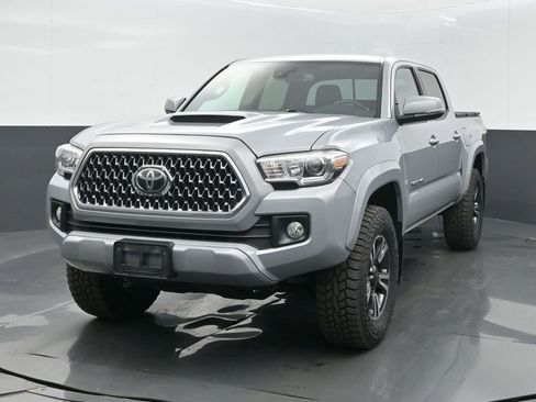 Used 2018 Toyota Tacoma TRD Sport image 7