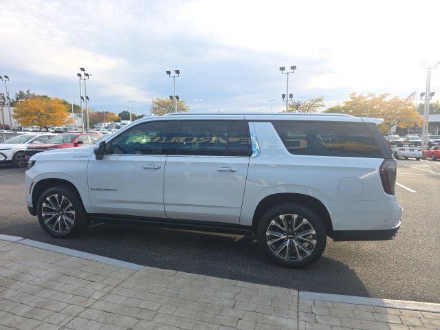 Used 2026 Chevrolet Suburban High Country AWD/4WD image 5