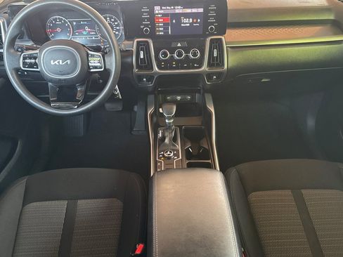 Used 2023 Kia Sorento LX AWD/4WD image 13