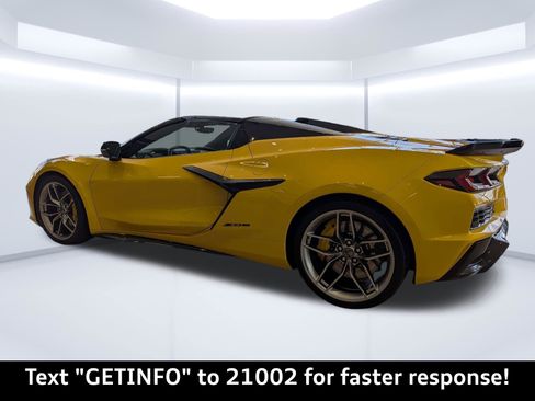 Used 2025 Chevrolet Corvette Z06 w/ Stealth Interior Trim Package RWD image 5