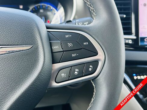 Used 2023 Chrysler Pacifica Touring-L FWD image 6