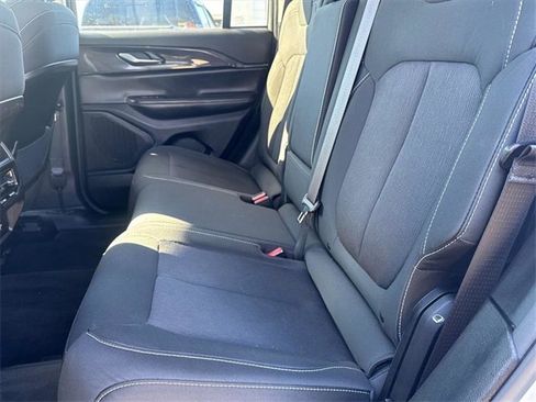 Used 2023 Jeep Grand Cherokee Laredo image 11