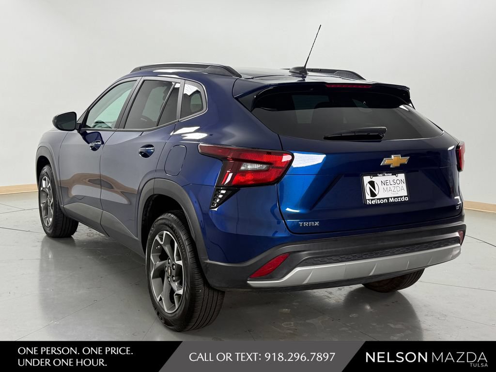 Used 2024 Chevrolet Trax LT w/ LT Convenience Package FWD image 8
