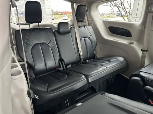 Used 2023 Chrysler Pacifica Touring-L image 15