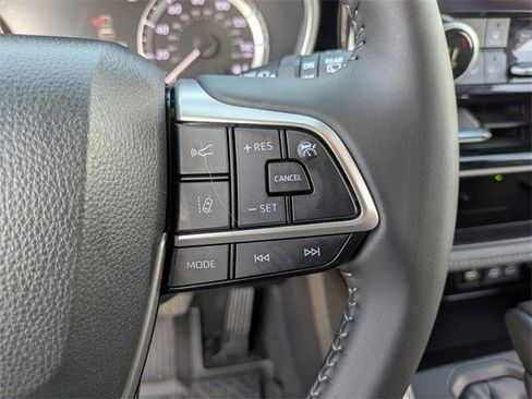 Used 2023 Toyota Highlander L image 32