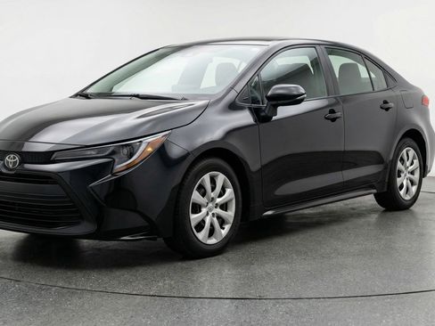 Used 2025 Toyota Corolla LE image 3