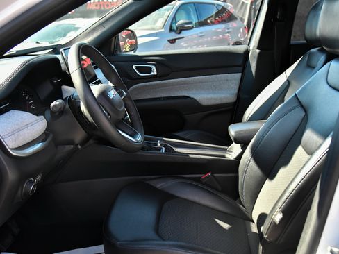 Used 2024 Jeep Compass Latitude AWD/4WD image 16