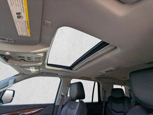 Used 2017 Cadillac Escalade Luxury image 16