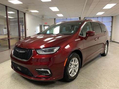 Certified 2021 Chrysler Pacifica Touring-L w/ Uconnect Theater Family Group FWD image 5