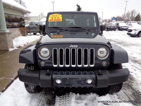 Used 2017 Jeep Wrangler Unlimited Sahara w/ Connectivity Group image 17