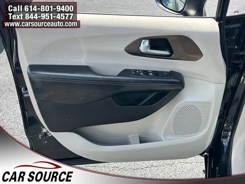 Used 2017 Chrysler Pacifica Touring Plus w/ Tire & Wheel Group FWD image 12