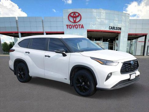 Certified 2024 Toyota Highlander LE AWD/4WD image 2