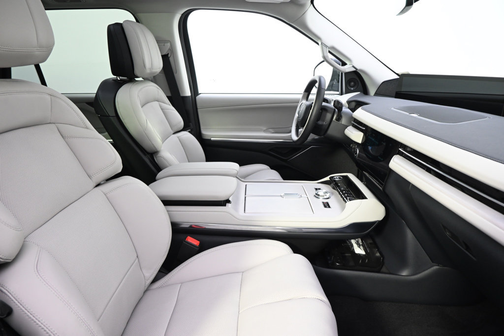New 2026 Lincoln Navigator Reserve AWD/4WD image 16