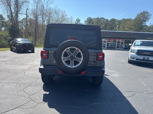 Used 2018 Jeep Wrangler Unlimited Sahara image 4