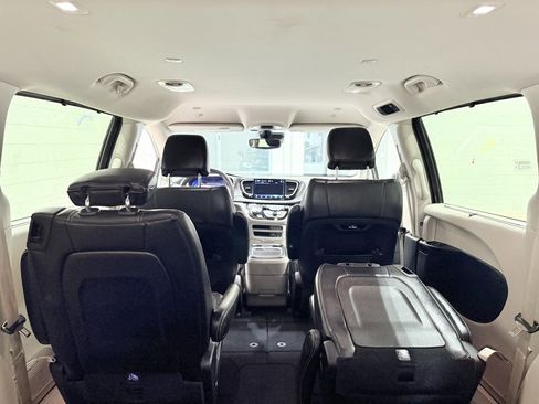 Used 2022 Chrysler Pacifica Touring-L image 21