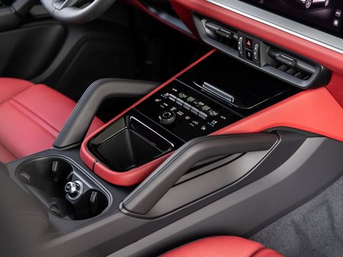 Certified 2025 Porsche Cayenne AWD/4WD image 31