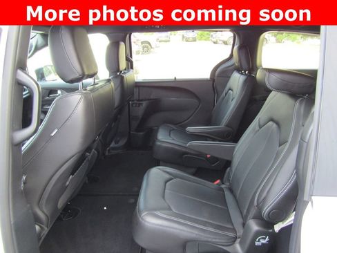 Used 2026 Chrysler Pacifica Select FWD image 15