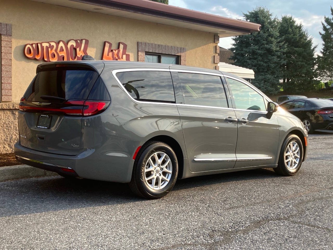 Used 2023 Chrysler Pacifica Touring-L FWD image 3