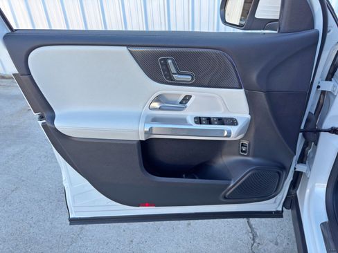 Used 2021 Mercedes-Benz GLB 250 4MATIC image 41