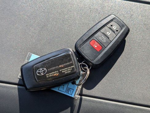 Used 2022 Toyota Highlander XSE FWD image 16