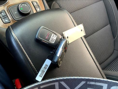 Certified 2023 GMC Acadia SLE w/ Driver Convenience Package image 13