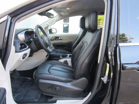 Used 2024 Chrysler Pacifica Touring-L image 14