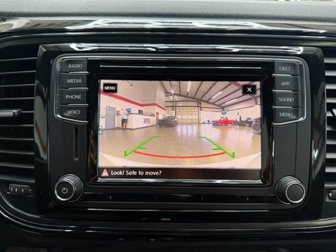 Used 2018 Volkswagen Beetle 2.0T FWD image 23