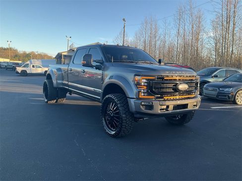 Used 2022 Ford F450 Platinum w/ FX4 Off-Road Package image 3
