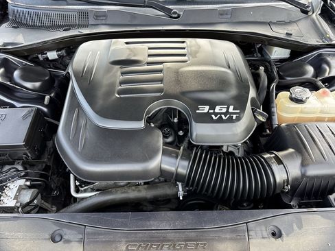 Used 2019 Dodge Charger SXT image 10