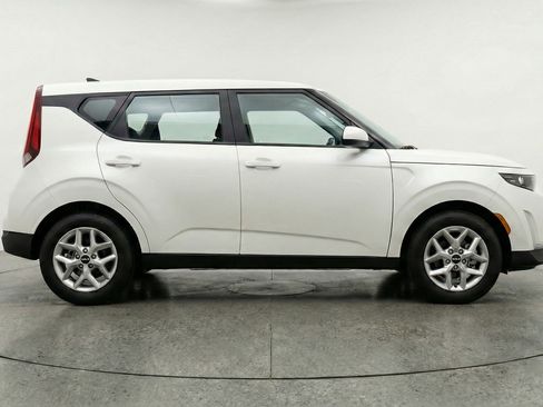 Used 2025 Kia Soul LX w/ LX Technology Package image 11