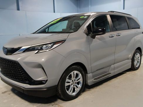 Used 2023 Toyota Sienna XSE image 32