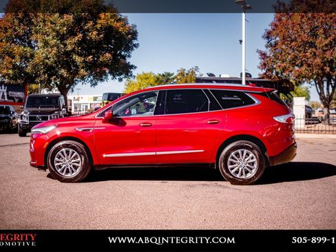 Used 2023 Buick Enclave Essence image 4