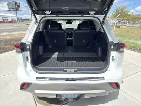 Used 2023 Toyota Highlander Platinum image 6