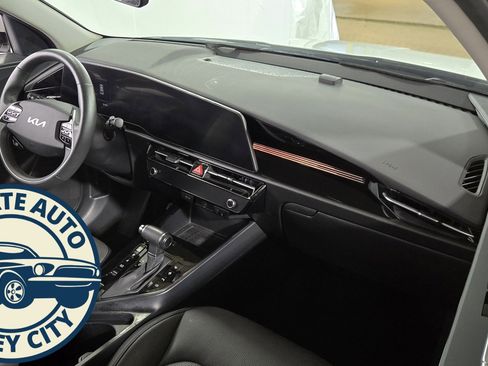 Used 2023 Kia Niro SX image 33