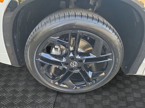 New 2026 Volkswagen Tiguan SE R-Line image 12